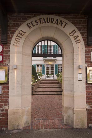 Entrée de l'hôtel © Maurice Rougemont