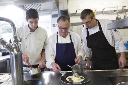En cuisine © Maurice Rougemont