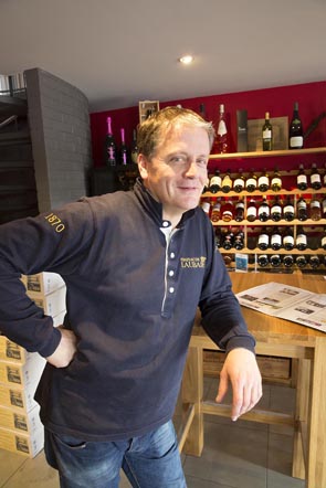 Philippe Molitor et ses casiers © Maurice Rougemont