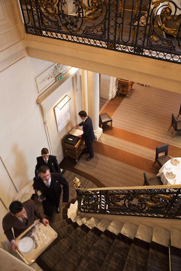 Dans l'escalier © Maurice Rougemont