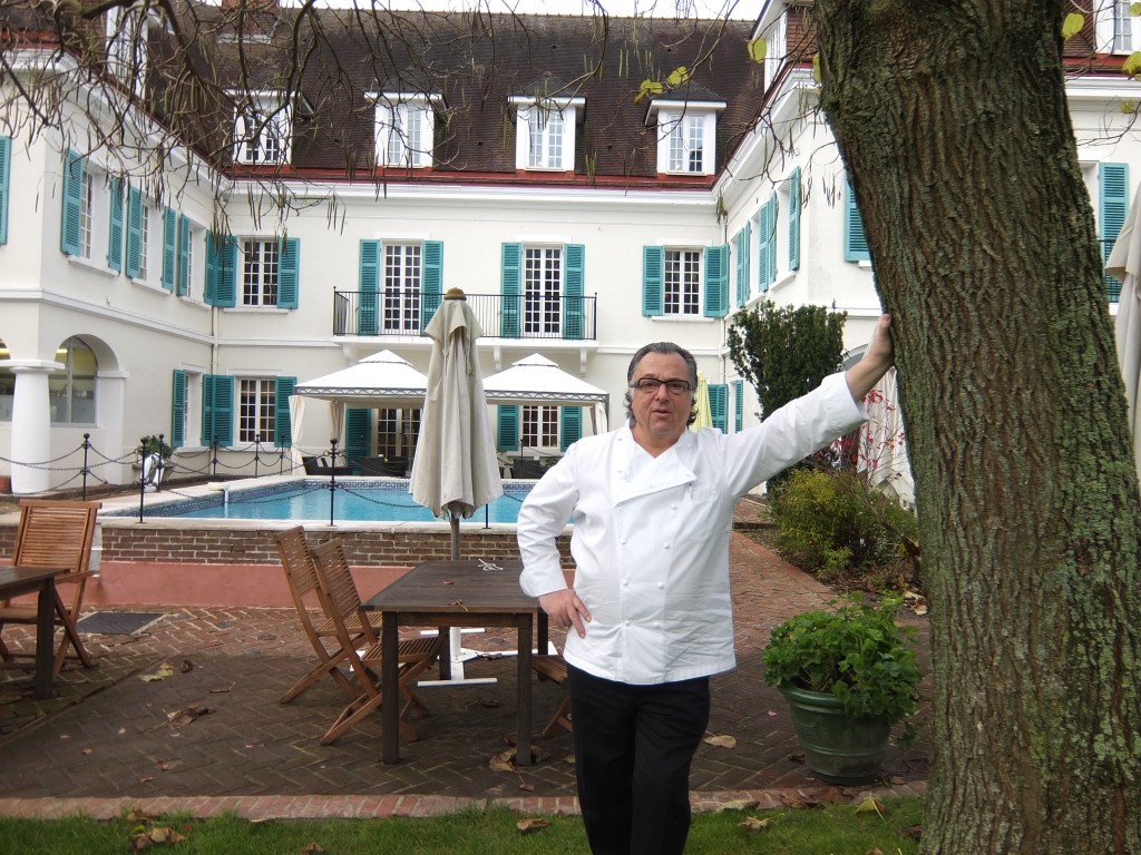 Christian Germain et le château © GP