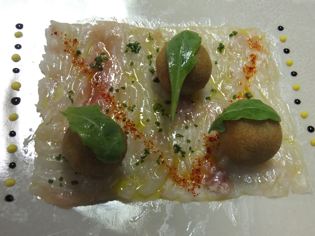 Carpaccio de bar et petits gros en cromesquis © GP