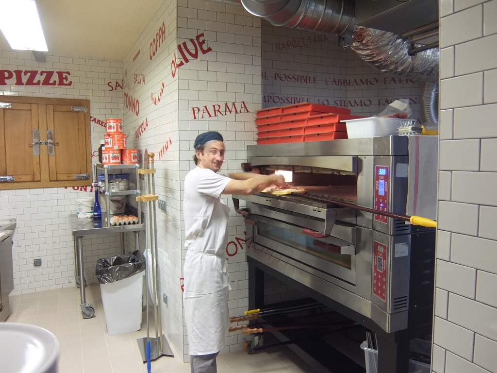Le pizzaïolo au travail © GP