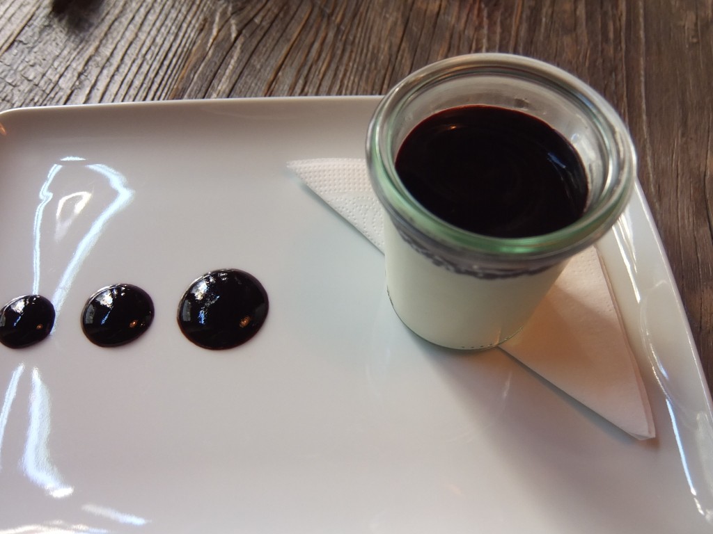 Panna cotta à la compotée de myrtilles © GP