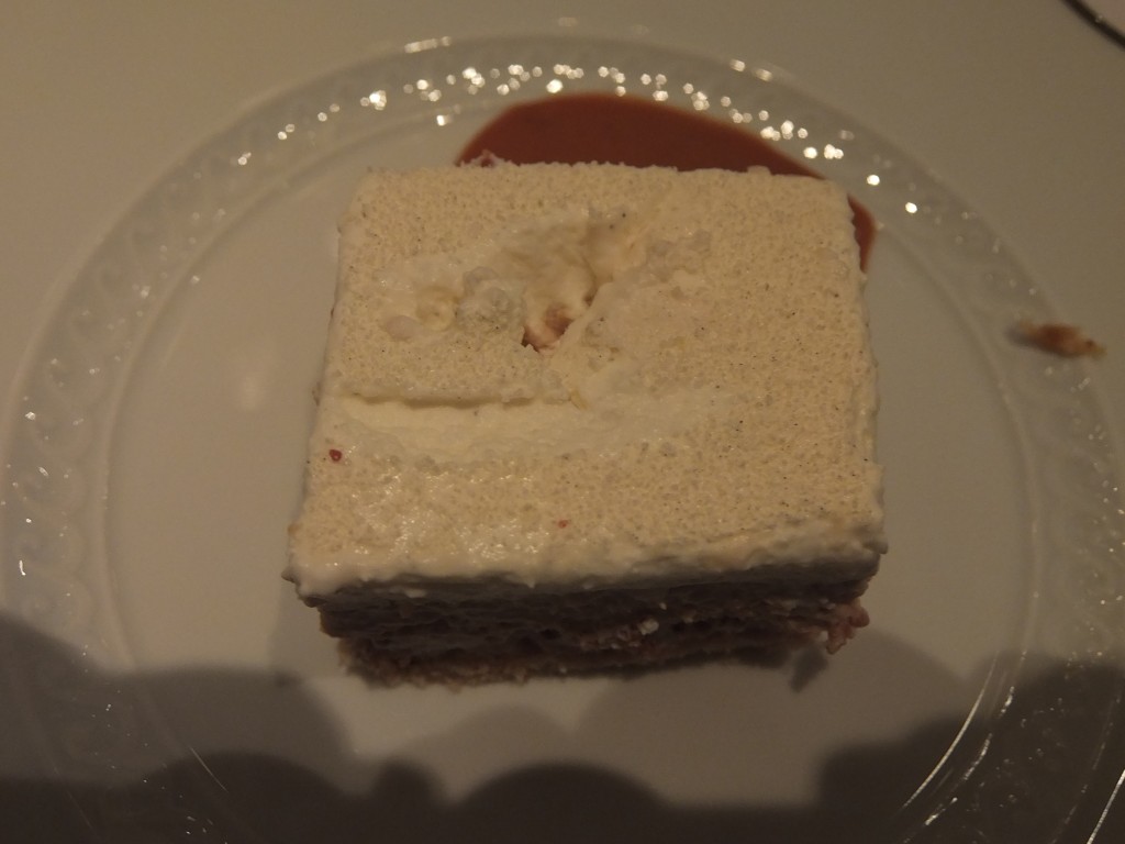 Biscuit amandes, crémeux praliné, mousse vanille © GP