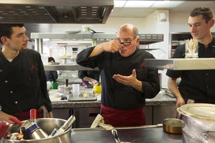 Michel Kayser en cuisine © Maurice Rougemont