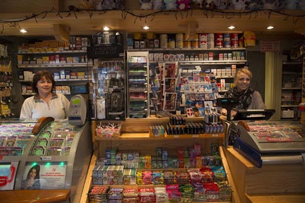 L'échoppe tabac souvenirs © Maurice Rougemont