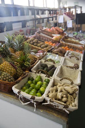 Légumes et fruits sur l'étal © Maurice Rougemont