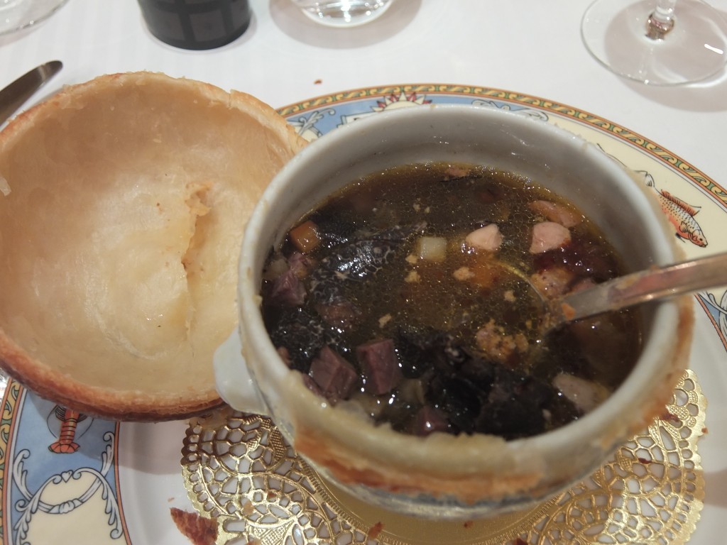 Soupe aux truffes VGE sous la croûte © GP