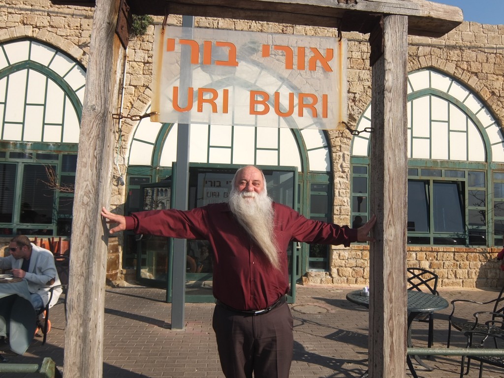 Uri Buri devant chez lui © GP