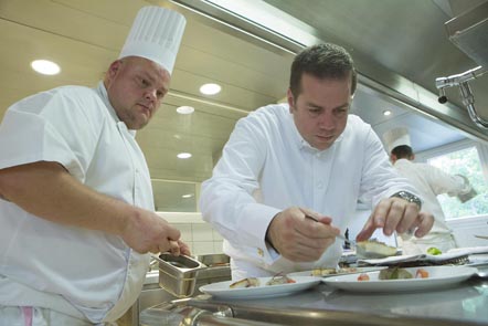 Arnaud Lallement en cuisine © Maurice Rougemont