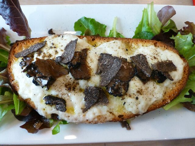 Bruschetta à la burratta et truffe © DC