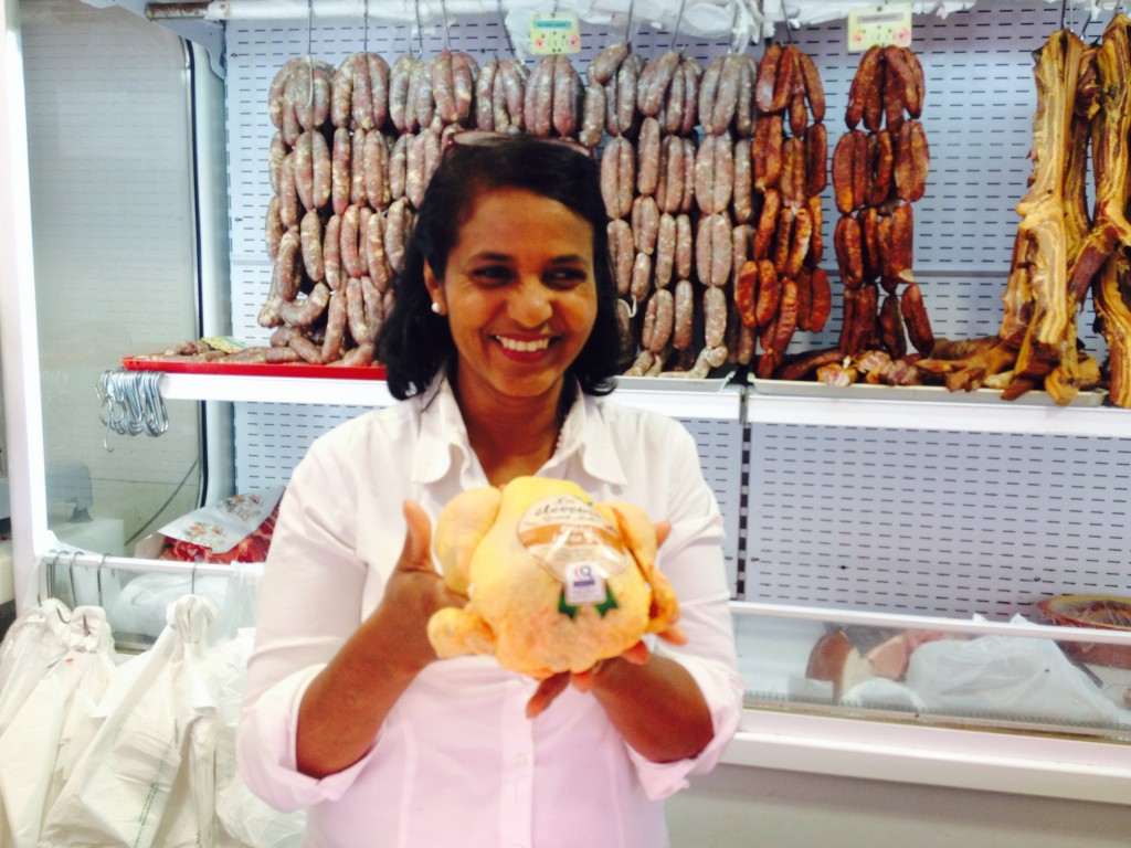 Michelle Minatchy et la poule jaune © GP