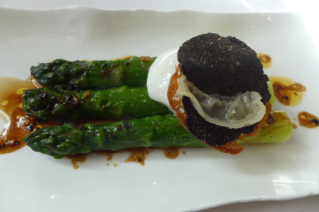 Aperges, truffe, oeuf poché © GP