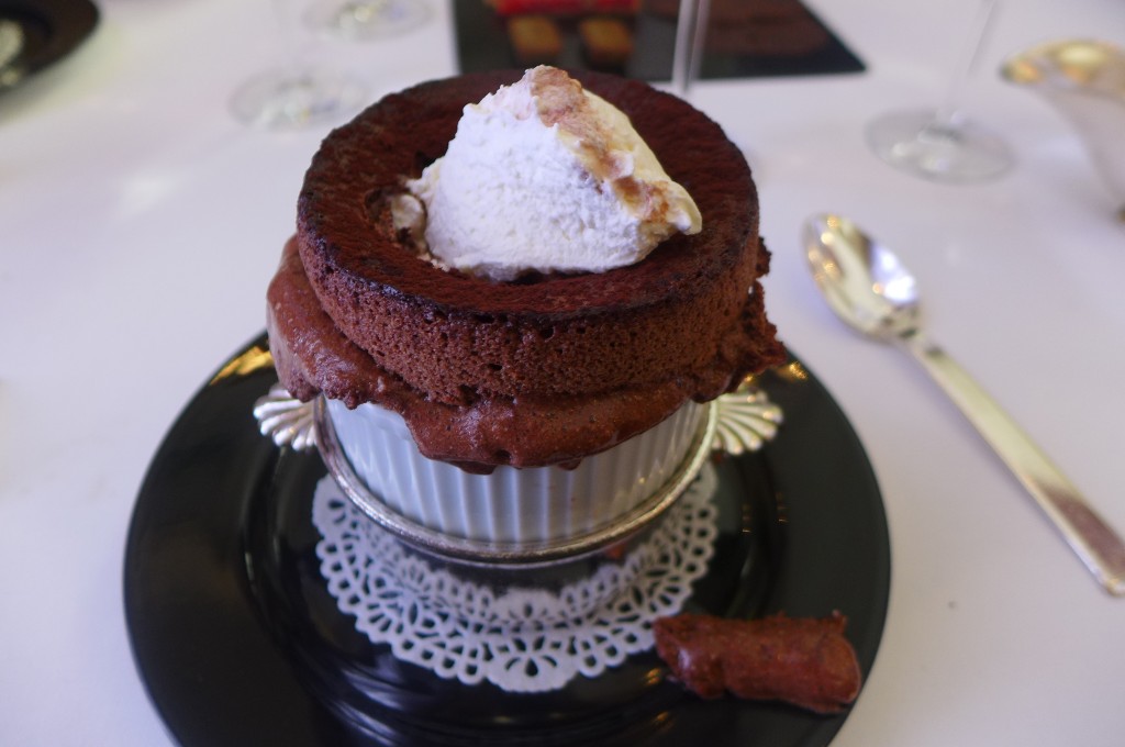 Soufflé au chocolat et chantilly non sucrée © GP