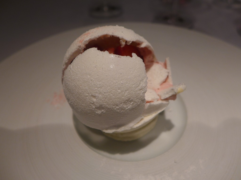 Coque ouverte et fraises © GP