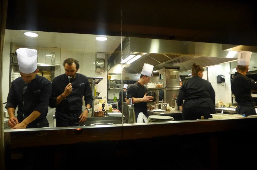 Cyril Lignac en cuisine © GP