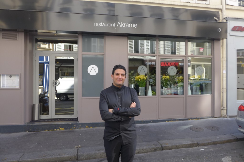 Akrame devant chez lui © GP