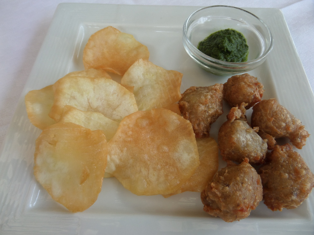 Chips de patate douce et beignets de banane verte © GP