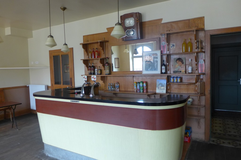 Le bar du café © GP