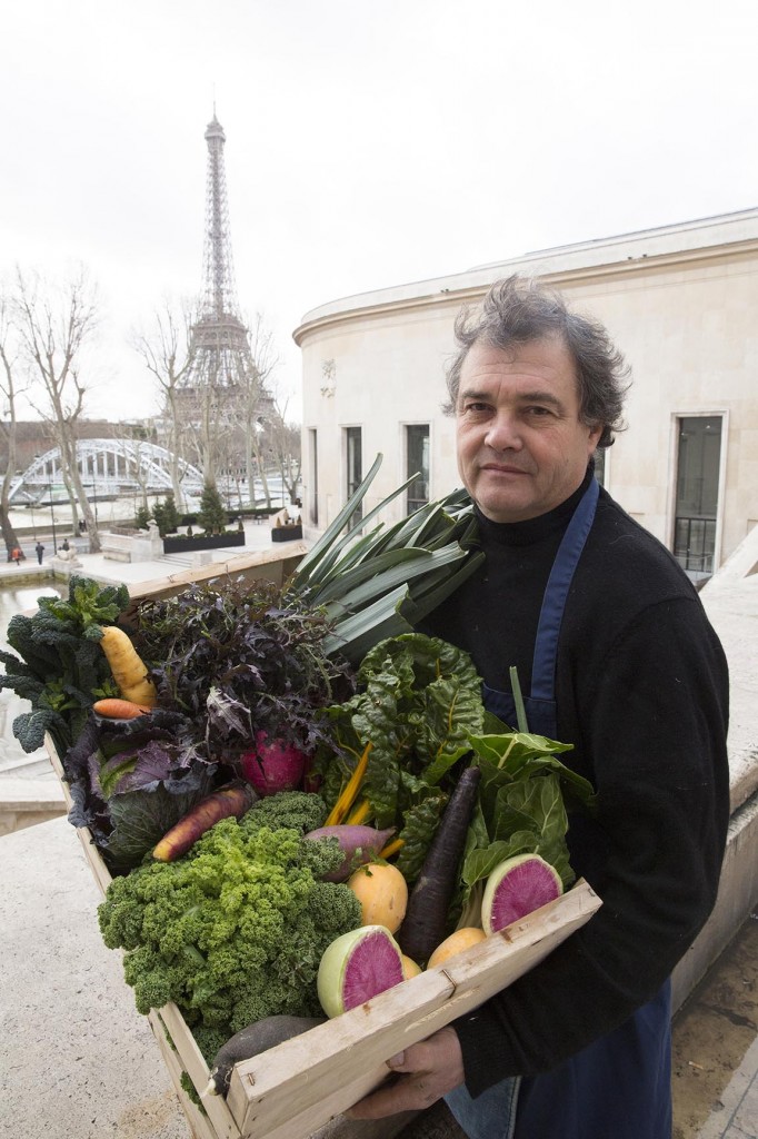 Europe/France/Paris. Joël Thiébault, maraîcher, sur le marché de l'Alma.