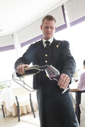 Le service © Maurice Rougemont