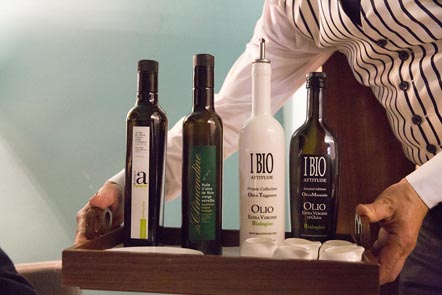 Le service des huiles d'olive © Maurice Rougemont
