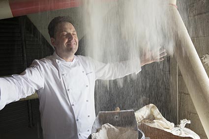 Sylvain en cuisine © Maurice Rougemont
