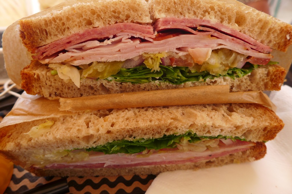 Sandwich à la volaille et pastrami© GP