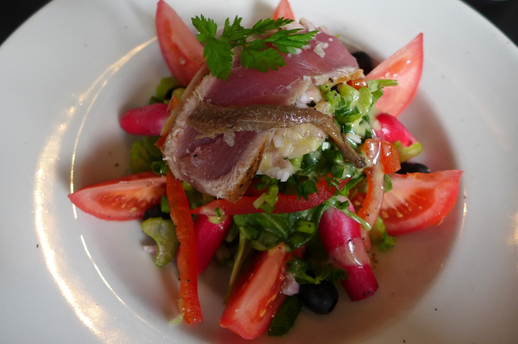 Salade niçoise au thon mi-cuit © GP