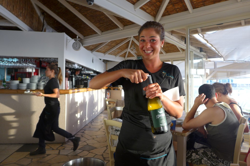 Le service du vin © GP