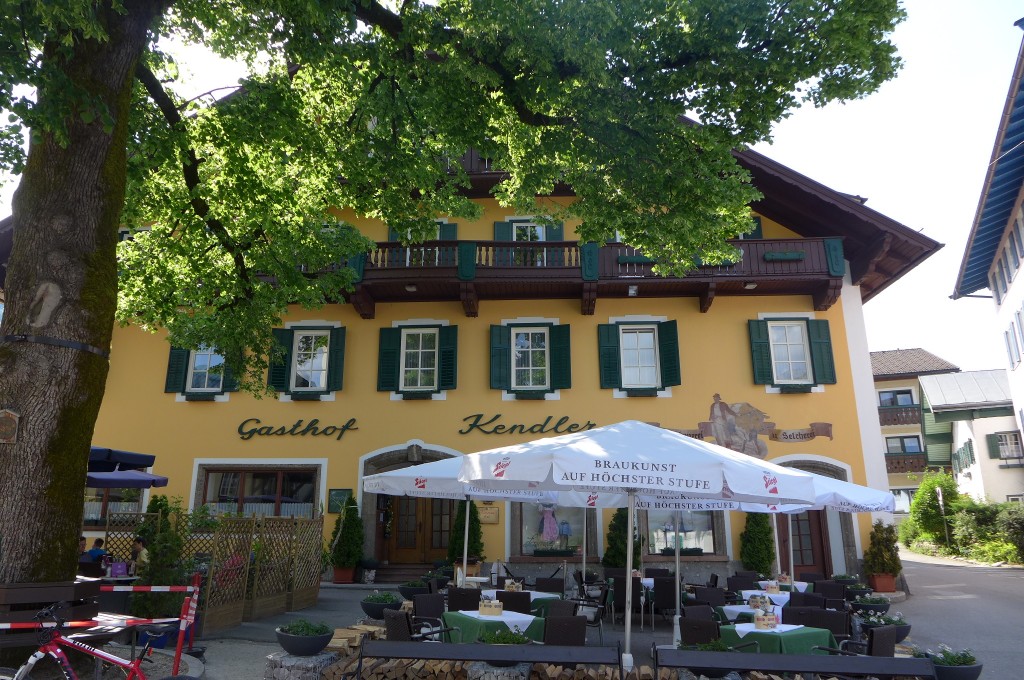 Une auberge au centre du bourg © GP