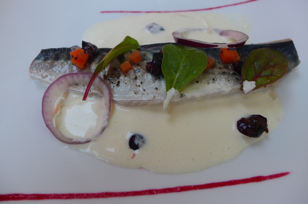 Maquereau cuit au vin blanc sauce raifort © GP