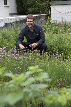 Bruno au jardin © Maurice Rougemont