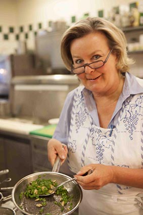 Lisl Bacher en cuisine © Maurice Rougemont