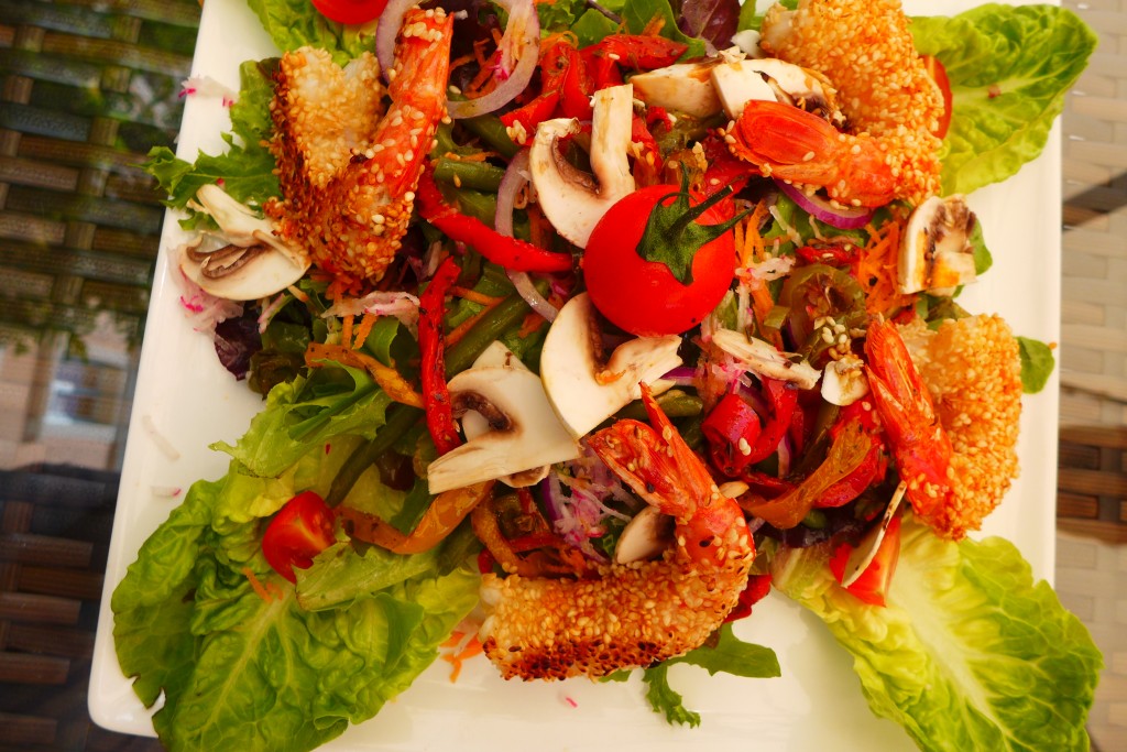 Salade de gambas panés au sésame © GP