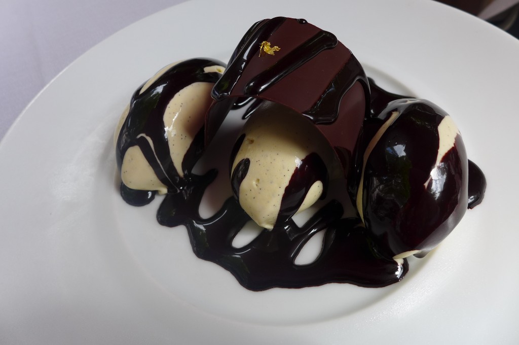 Glace vanille sauce chocolat © GP