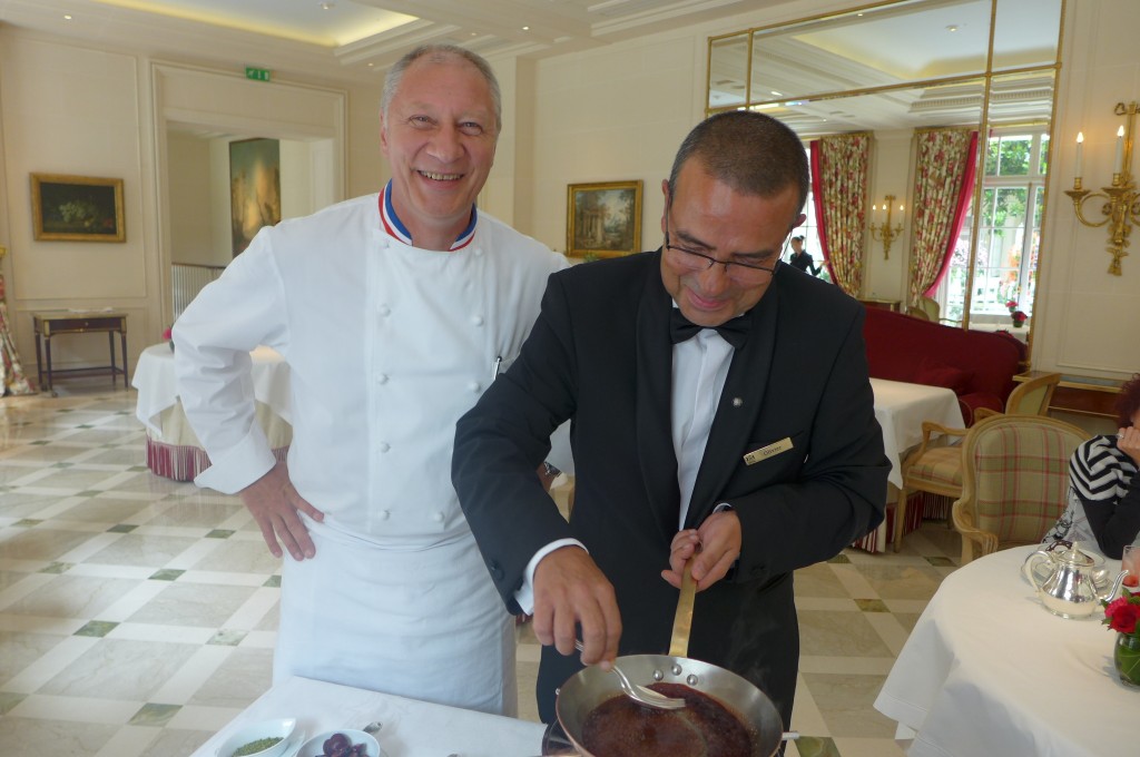 Eric Fréchon et le service des cerises en giboulée © GP