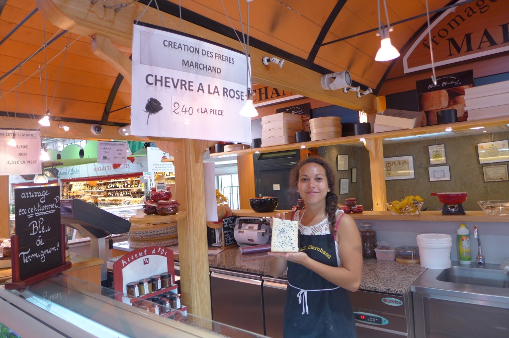 Accueil au stand "fromages" des halles © GP