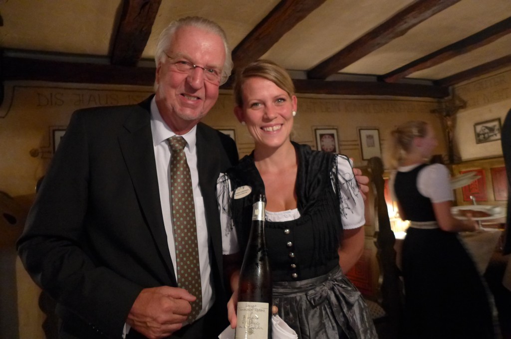 Heiner Finkbeiner et la serveuse © GP