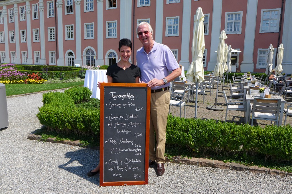 L'ardoise du jour, la serveuse et Heiner Finkbeiner © GP