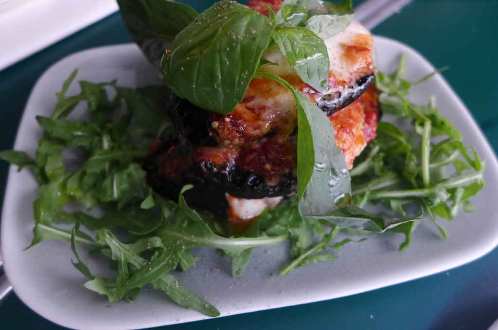 Millefeuille d'aubergine tomate et mozzarella © GP
