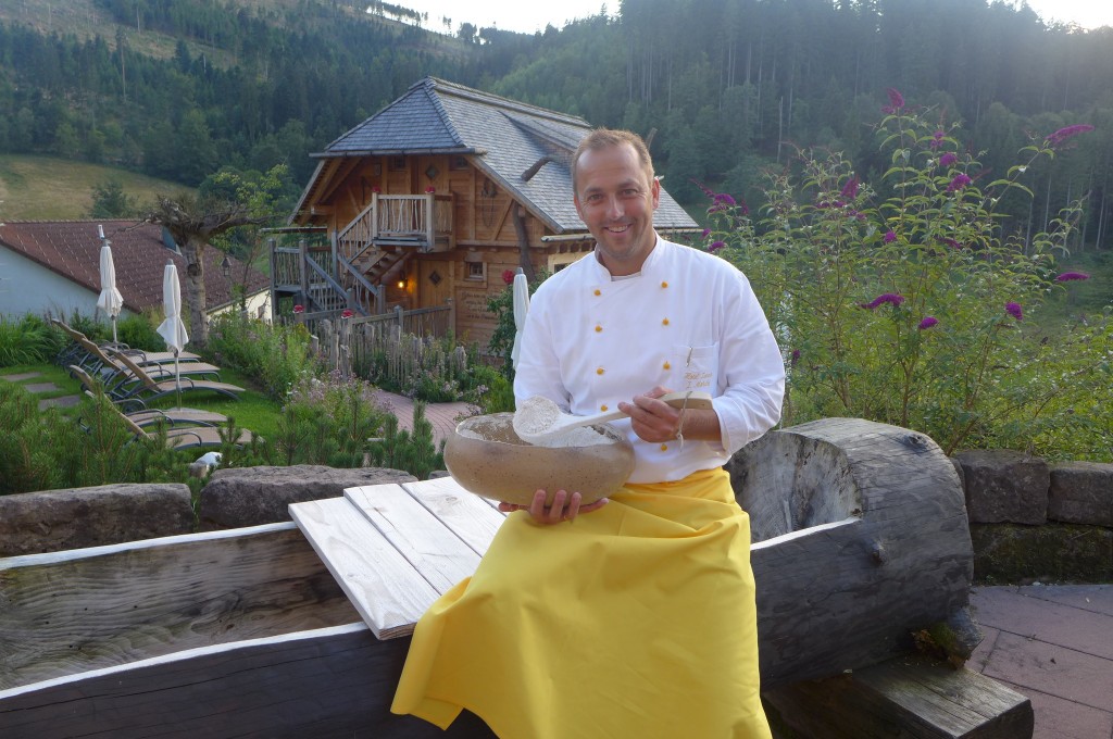 Jörg Möhrle devant son sauna dans l'arbre © GP