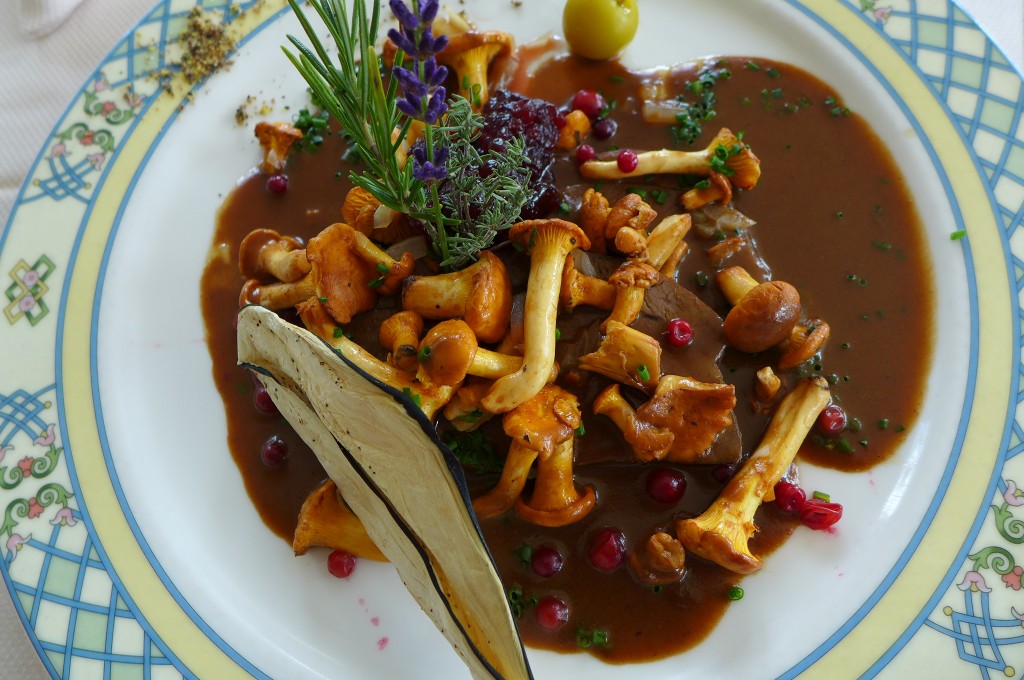 Le cerf aux airelles et aux chanterelles © GP