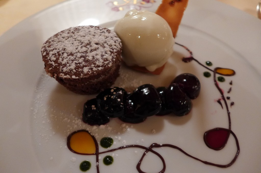 Gâteau au chocolat, cerises, glace citron kéfir © GP