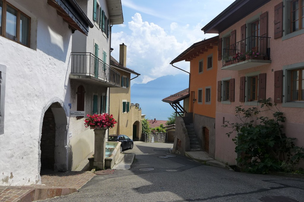 Une rue du village et le Léman © GP