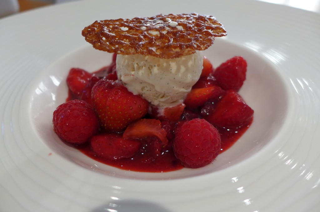 Méli-mélo de fruits rouges avec glace vanille et tuile craquante