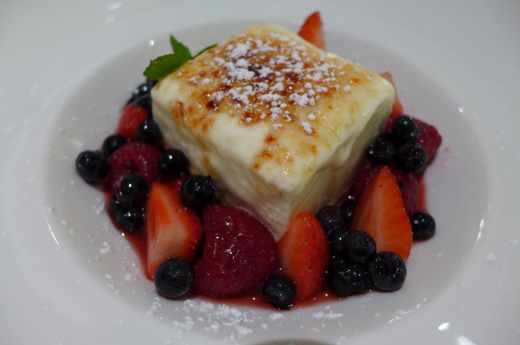 Mousse fromage blanc caramélisée aux fruits rouges © GP