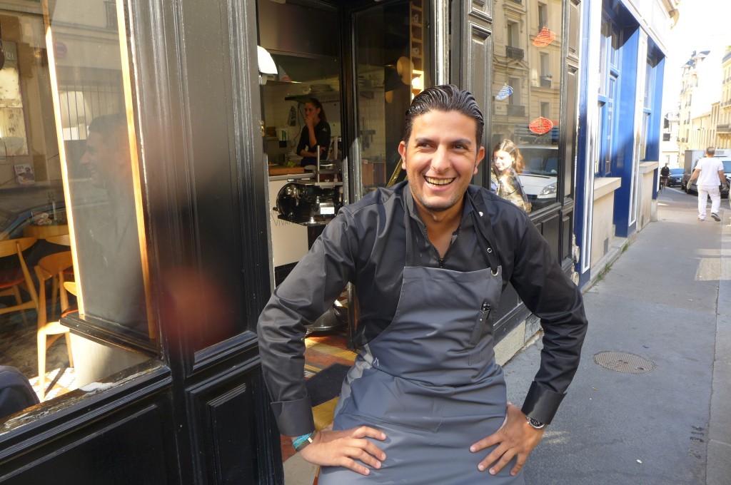 Akrame devant son Atelier © GP