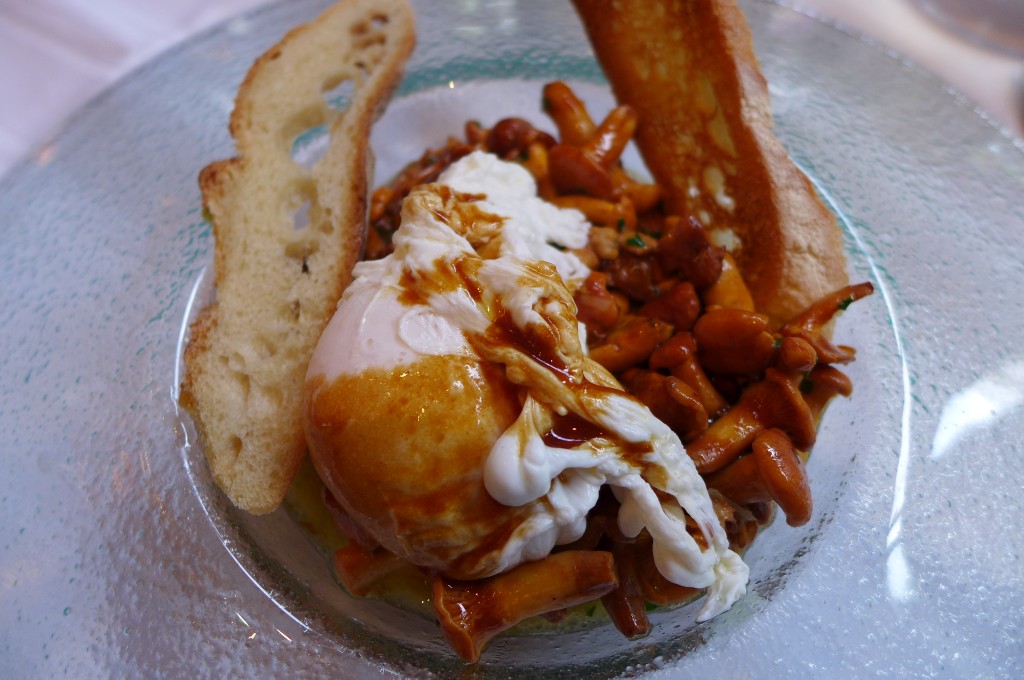 Oeuf poché aux girolles © GP